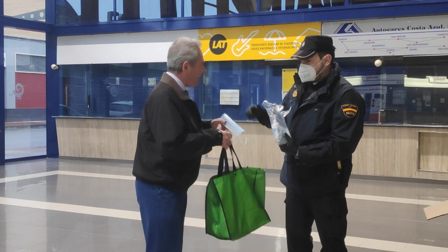 Reparto de mascarillas este lunes en la estación de autobuses de Murcia