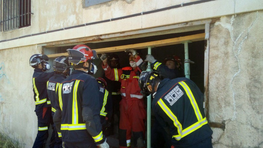 Bomberos apuntalan estructuras dañadas en el simulacro