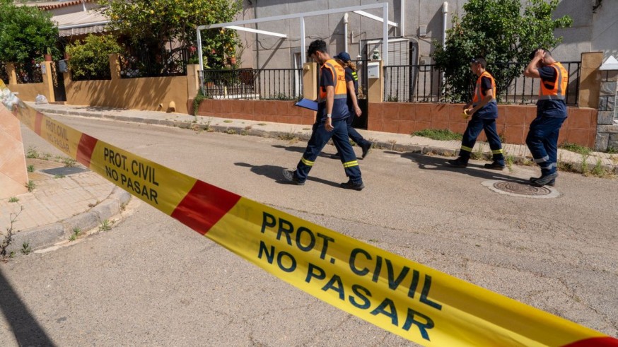 Los vecinos de Alumbres (Cartagena) participan de las atenciones en un simulacro de incendio en el Valle de Escombreras