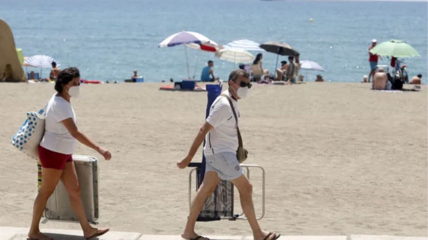 La mascarilla es, desde ahora, obligatoria por Ley en toda España en los espacios al aire libre. EP